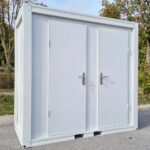 Sanitärcontainer SCDD RAL 9002 Grauweiß | H 2350 x B 2400 x T 1250 mm | 2 Türen | mit Dusche