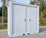 Sanitärcontainer SCD RAL 9002 Grauweiß | H 2335 x B 2400 x T 1200 mm | 2 Türen | 2x WC