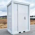 Sanitärcontainer SCEW RAL 9002 Grauweiß | H 2335 x B 1650 x T 1200 mm | Tür einflügelig | mit Warmwasser