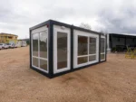 Ausgebauter, verglaster 20-Fuß-Container – Ausstellungsbereit