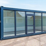 6 × 3 Meter großer Bürocontainer mit Glaswand, Farbe RAL 7016